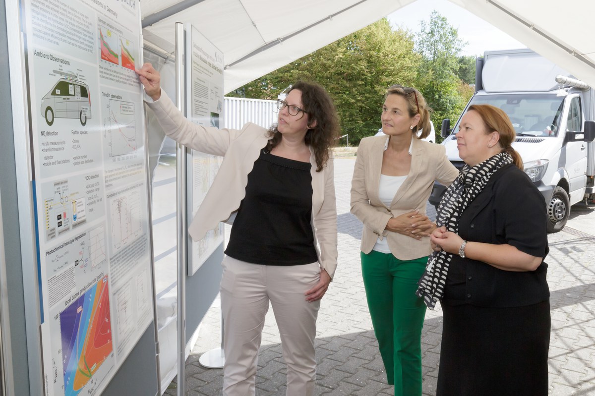 Gruppenbild vor Poster zum Mobilab