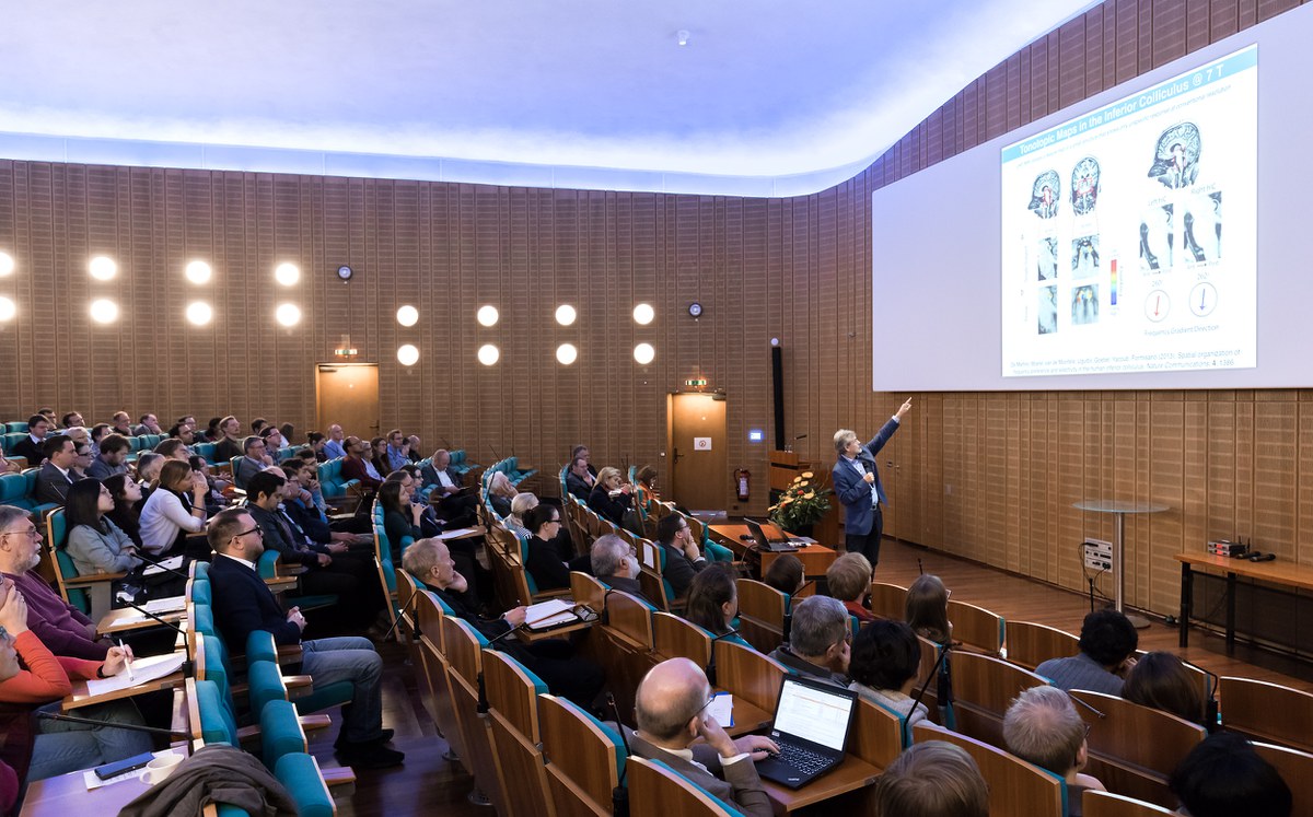 Prof. Rainer Goebel erläutert während seines Vortrags im Hörsaal eine Folie.
