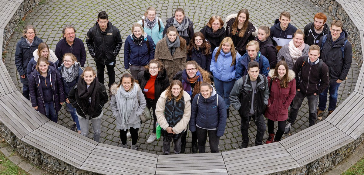 50 Schülerinnen und Schüler aus der Oberstufe kamen zum „Helmholtz-Tag“ ins Forschungszentrum. Dabei wurde auch die Jülicher Hirnforschung vorgestellt.