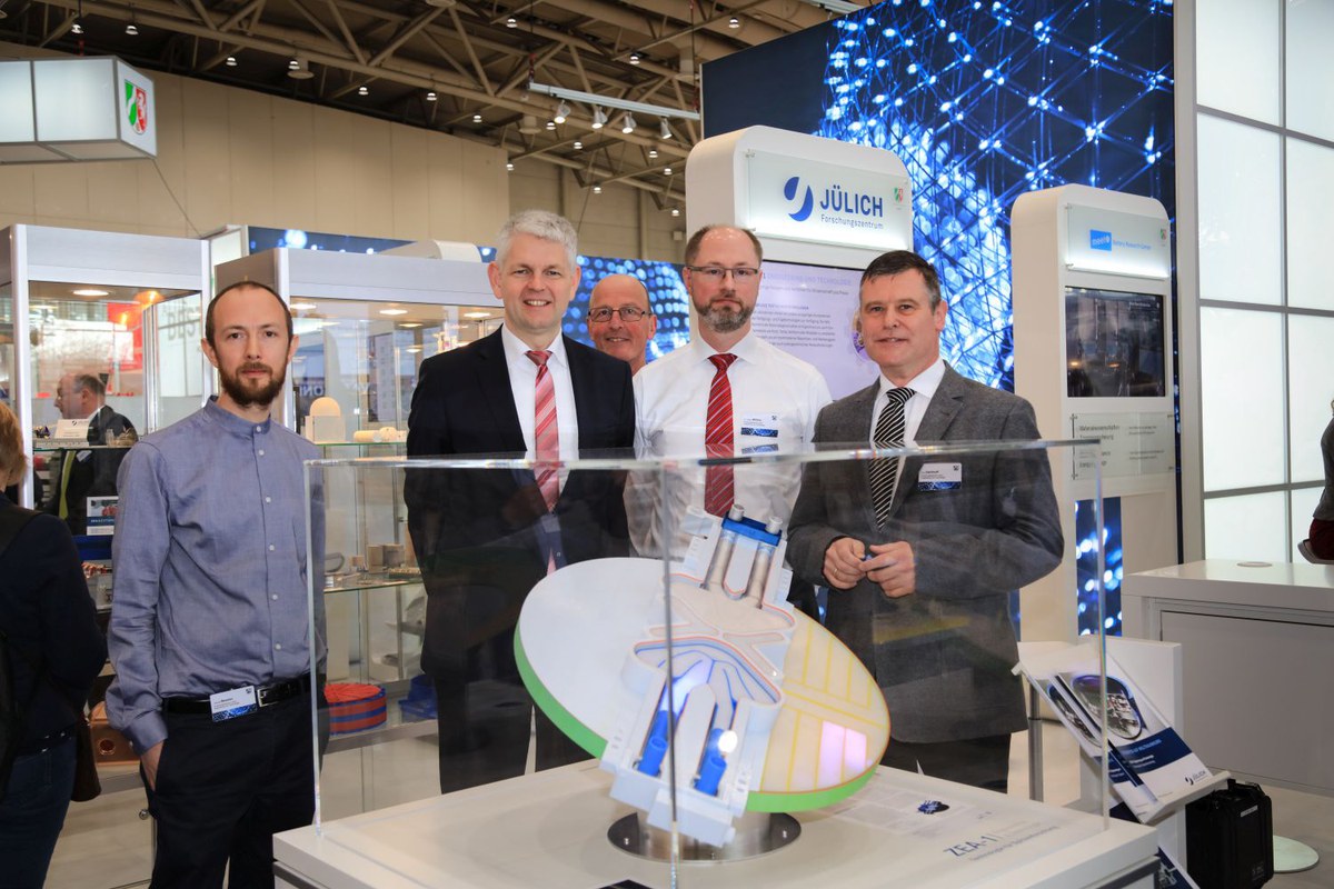Messebesuch von Staatssekretär Christoph Dammermann auf dem Stand des ZEA-1