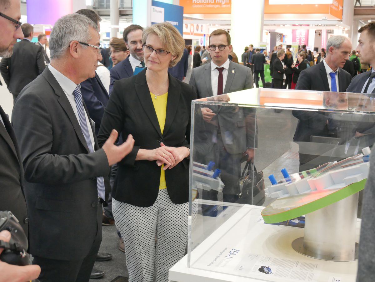 Messebesuch der Bundesforschungsministerin Karliczek auf dem Stand des ZEA-1