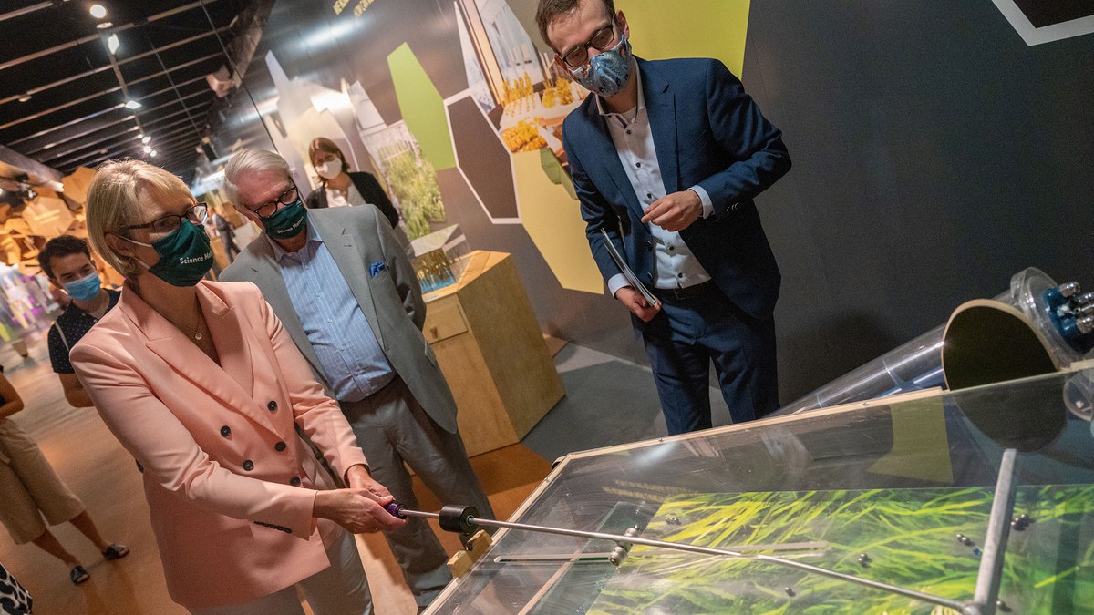 Anja Karliczek auf der MS Wissenschaft