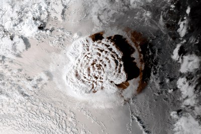 Vulkanausbruch, der Wellen schlägt