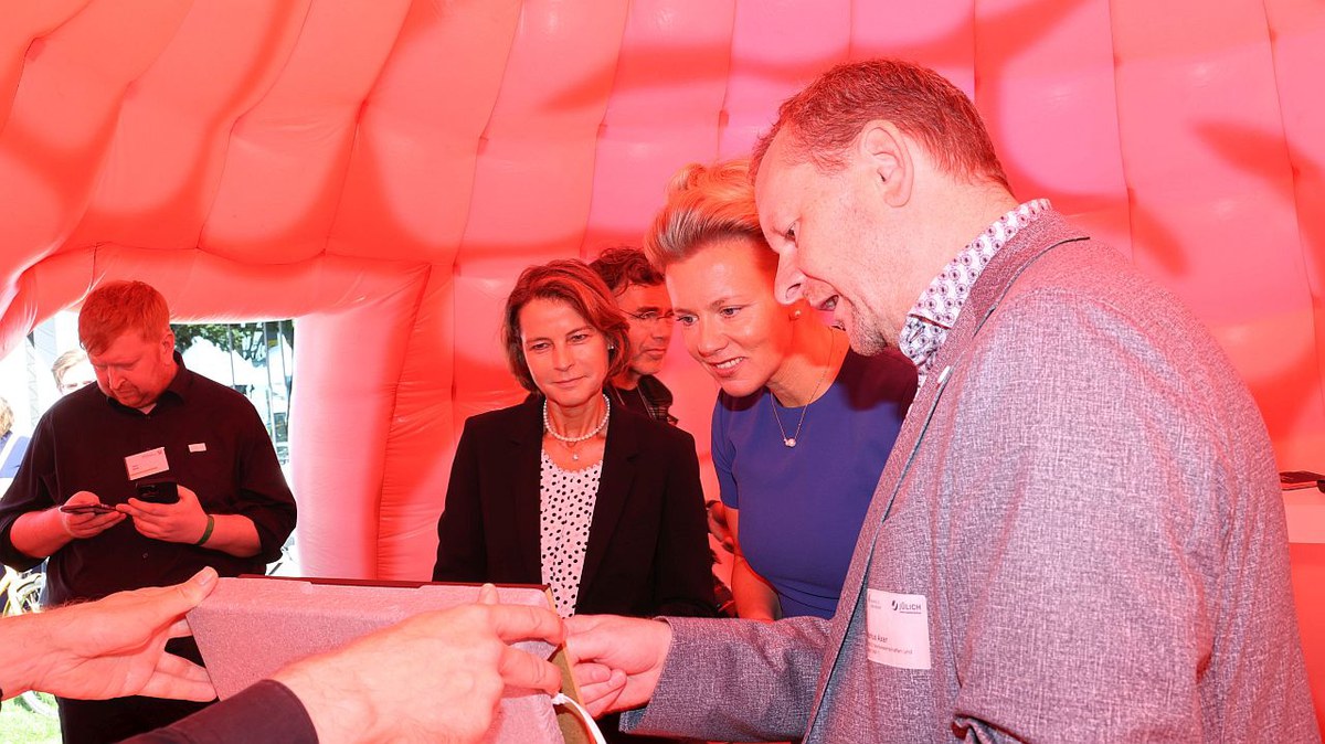 Ministerin Ina Brandes am Stand des Forschungszentrums