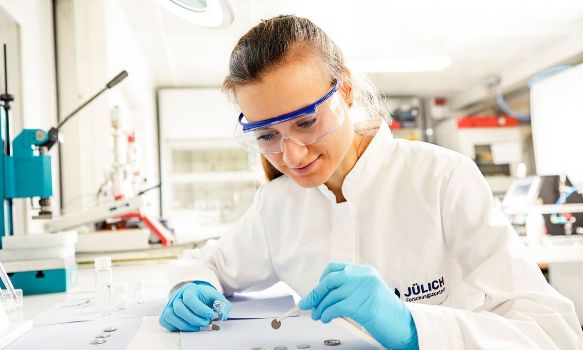 Nachwuchswissenschaftlerin bei der Arbeit im Labor.