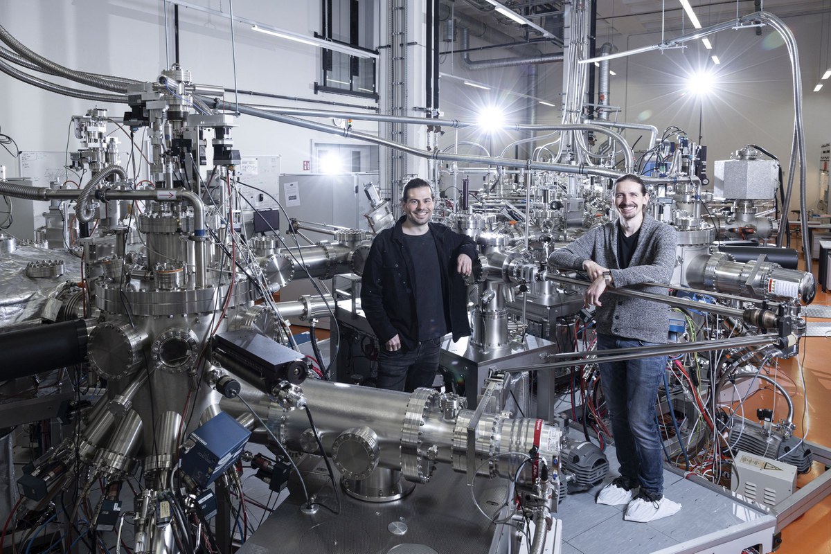 Dr. Peter Schüffelgen (l.) und Tobias Schmitt (r.) vor dem NanoCluster am Forschungszentrum Jülich