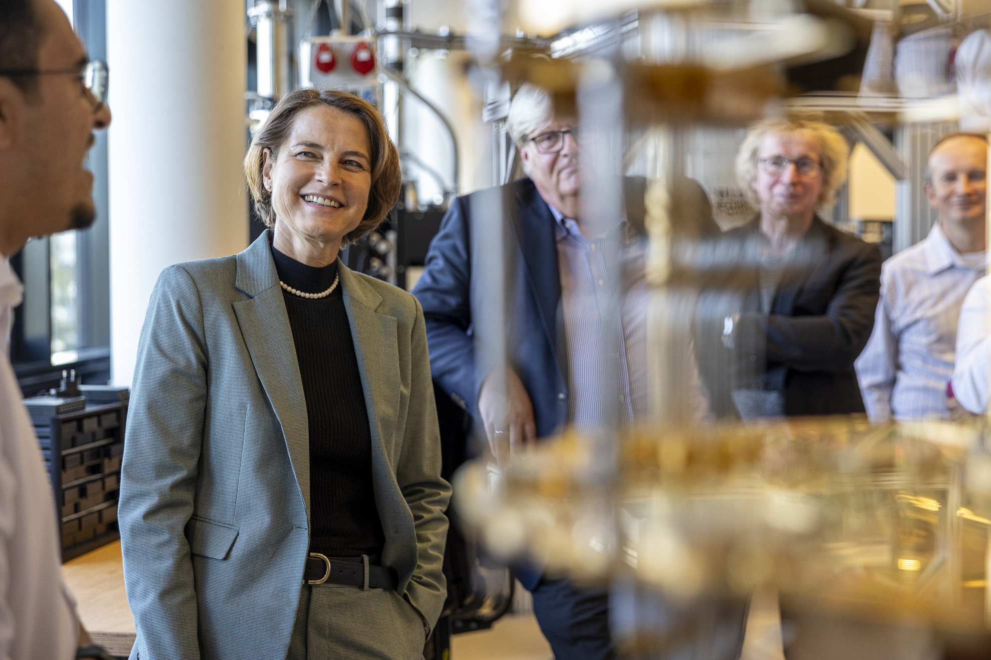 Prof. Astrid Lambrecht, Chair of the Board of Directors of Forschungszentrum Jülich, talking to scientists from the Peter Grünberg Institute. Copyright: - Forschungszentrum Jülich / Sascha Kreklau