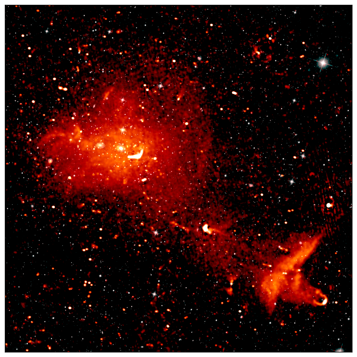Der Coma-Cluster, hier in einer Aufnahme des europäischen Radioteleskops LOFAR im Radio- und Infrarot-Bereich gezeigt, ist 300 Millionen Lichtjahre von der Erde entfernt und besteht aus mehr als 1.000 Galaxien. Eine Untersuchung des Clusters in den 1930er Jahren gab erste Hinweise auf die Notwendigkeit der Existenz von dunkler Materie.