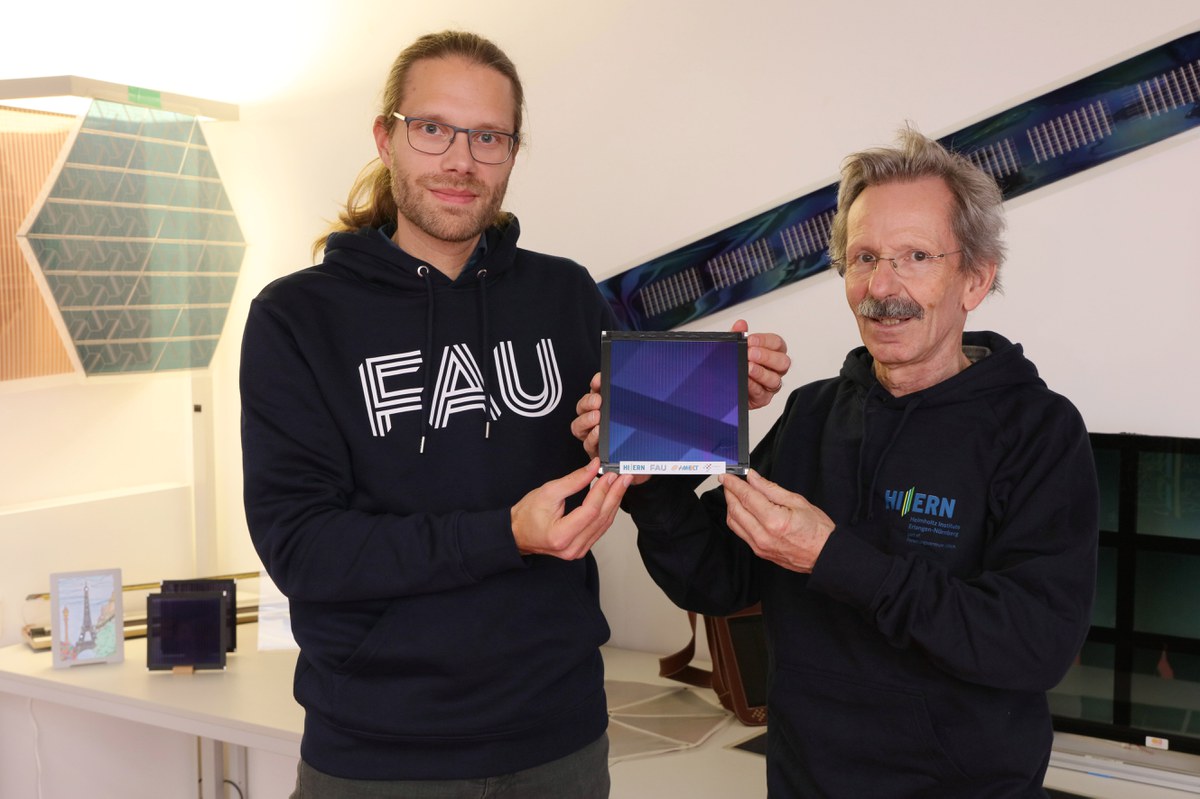 Dr. Andreas Distler (l.) and Dr. Hans-Joachim Egelhaaf mit dem organischen Photovoltaikmodul mit neuem Weltrekordwirkungsgrad im Labor der "Solarfabrik der Zukunft"