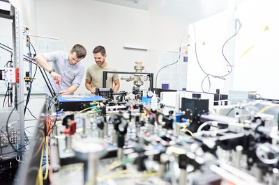Employees of the Siegen-based start-up eleQtron working on the prototype of the quantum computer