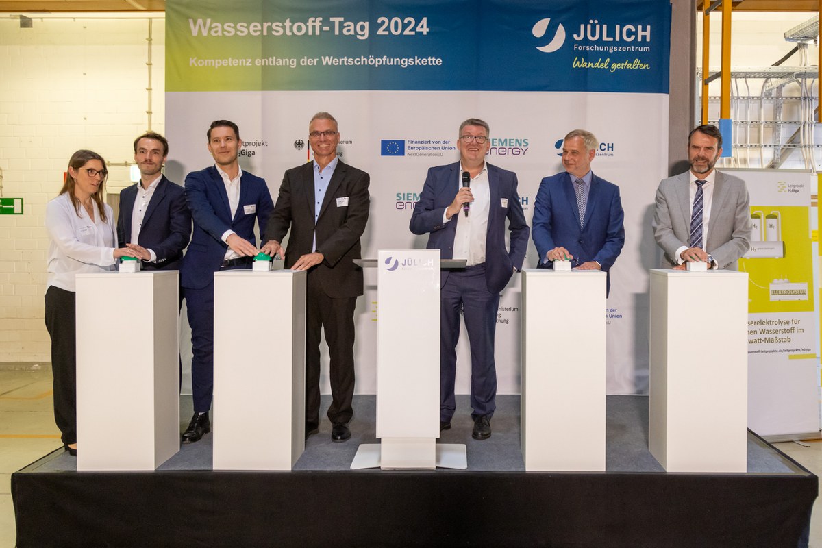 Zwei Wegbereiter für grünen Wasserstoff kommen aus Jülich