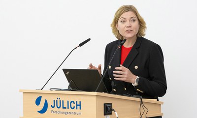 EU-Kommissarin Henna Virkkunen besucht Forschungszentrum Jülich