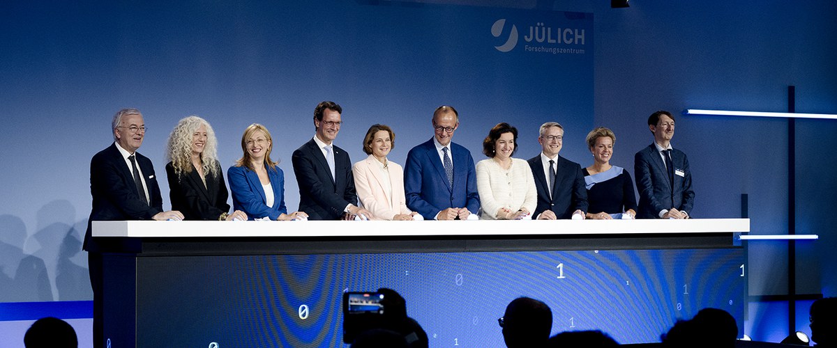 Einweihung des Supercomputers JUPITER mit dem symbolischen Akt: (von links) Prof. Dr. Dr. Thomas Lippert, Direktor des Jülich Supercomputing Centre (JSC), Prof. Dr. Kristel Michielsen, Direktorin des Jülich Supercomputing Centre (JSC), Ekaterina Zaharieva, Kommissarin Start-Ups, Forschung und Innovation, Europäische Kommission, Hendrik Wüst, Ministerpräsident des Landes NRW, Prof. Dr. Astrid Lambrecht, Vorstandsvorsitzende Forschungszentrum Jülich, Friedrich Merz, Bundeskanzler, Dorothee Bär, Bundesministerin für Forschung, Technologie und Raumfahrt, Karsten Wildberger, Bundesminister für Digitales und Staatsmodernisierung, Ina Brandes, Ministerin für Kultur und Wissenschaft des Landes NRW, und Prof. Dr. Laurens Kuipers, Mitglied des Vorstands des Forschungszentrums Jülich