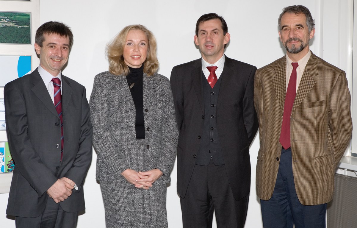 2005-12-15-BesuchKonsul_01_klein_jpg