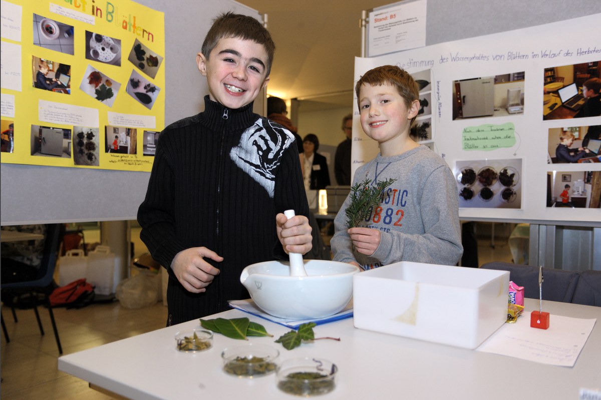 Stolze Sieger im Bereich Biologie: Aaron Leo Lammertz und Jonas Marx.
