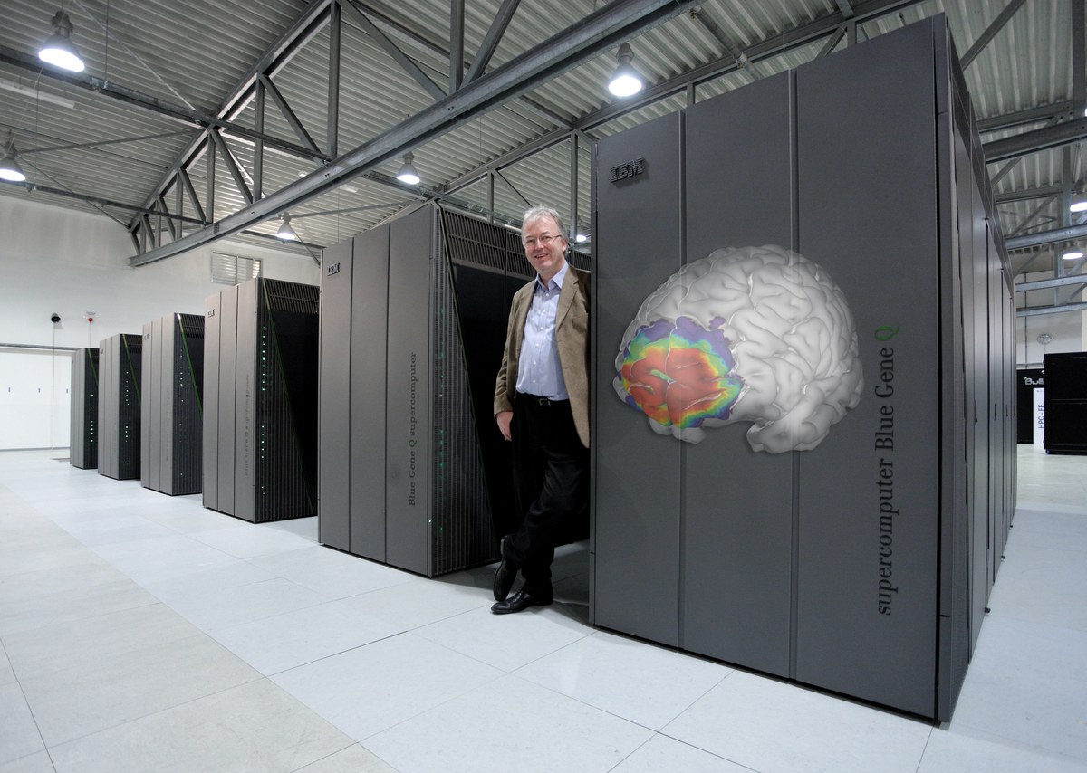 Prof. Dr. Dr. Thomas Lippert in der Rechnerhalle des JSC