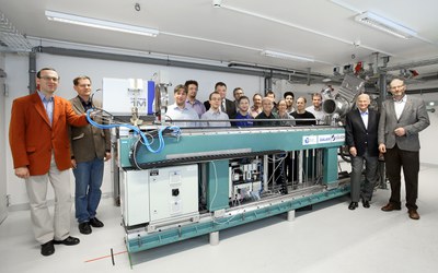 Gruppenbild mit Gerät am JCNS