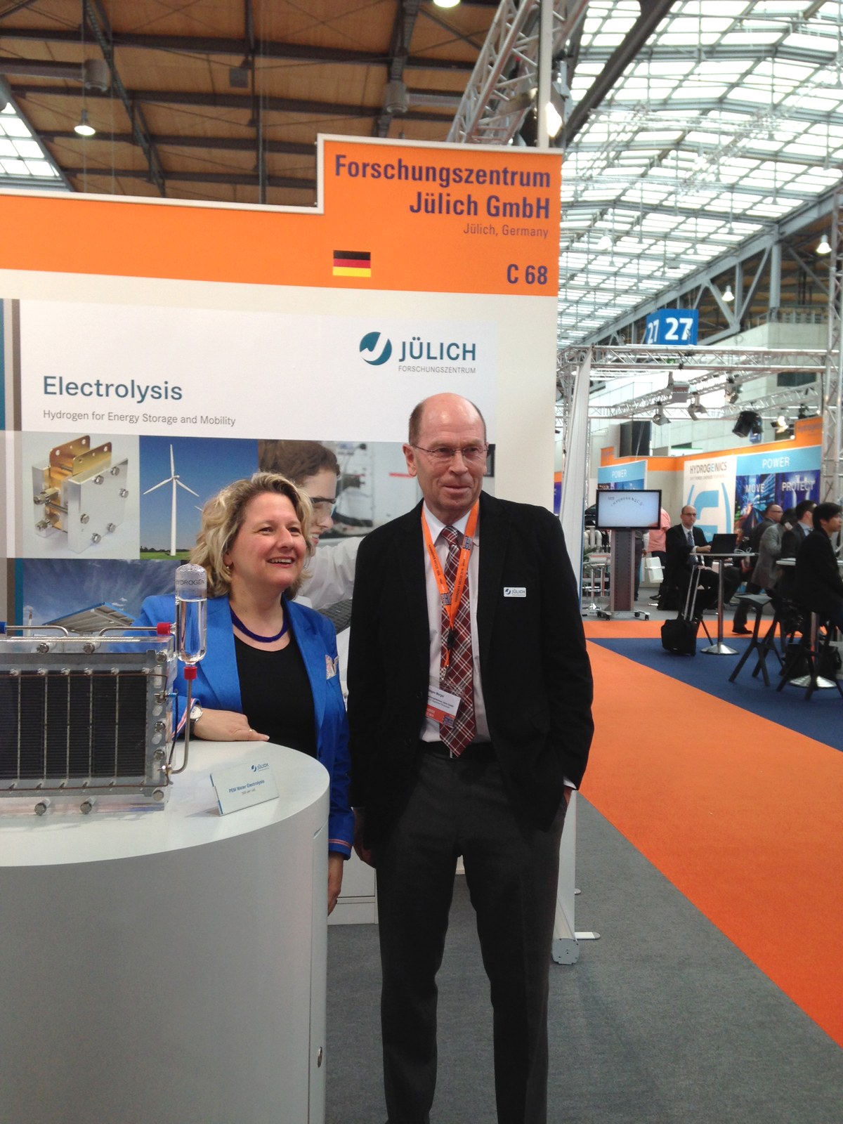 NRW-Wissenschaftsministerin Svenja Schulze und Jürgen Mergel (Forschungszentrum Jülich)