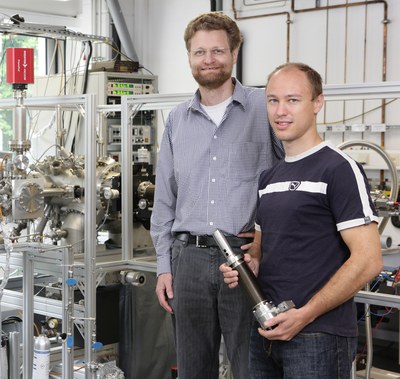 Prof. Christian Kumpf (links) und Dr. Benjamin Stadtmüller im Labor