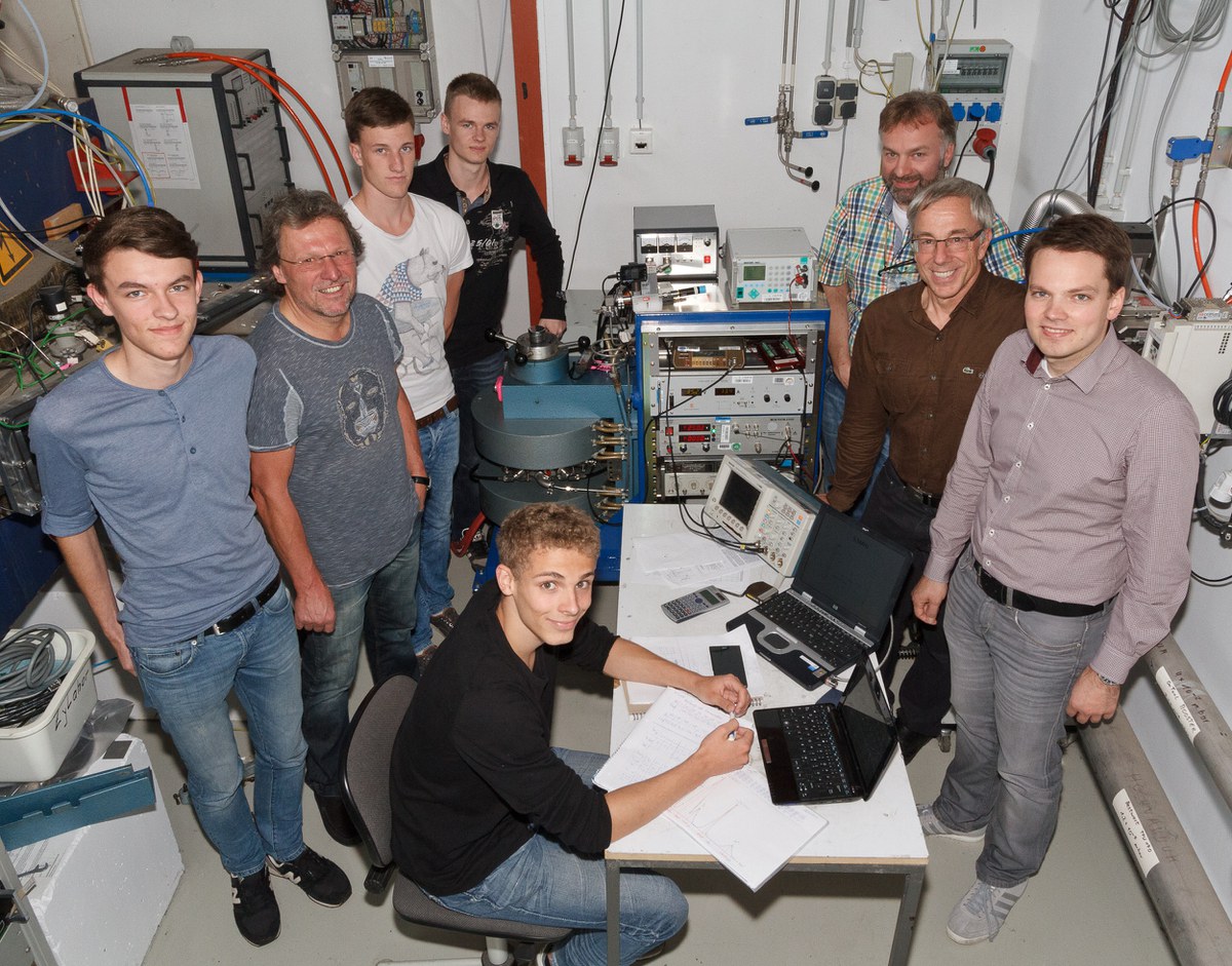 Schüler aus Coburg experimentierten am Forschungszentrum mit dem Mini-Teilchenbeschleuniger COLUMBUS