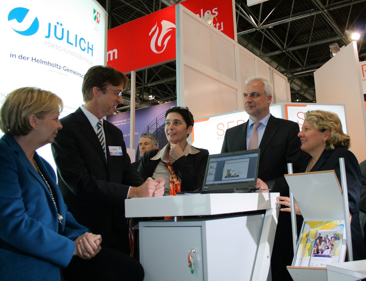Stand des Forschungszentrums auf der MEDICA mit Ministern und Prof. Willbold