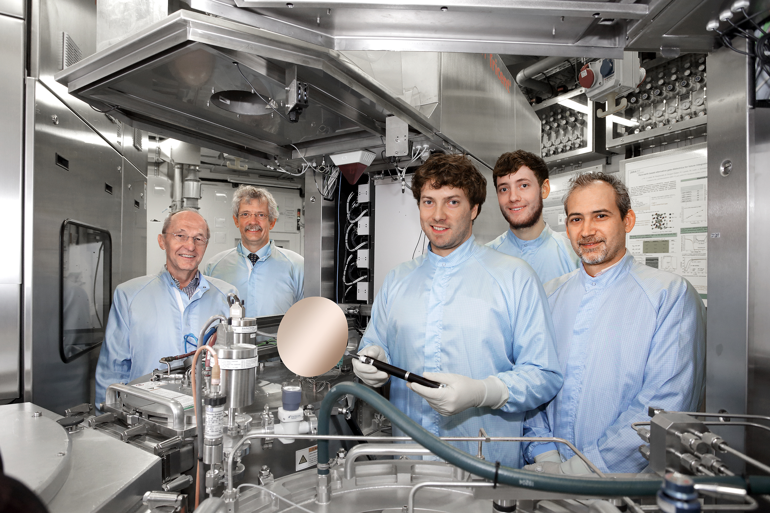 Wissenschaftler des Peter Grünberg Instituts (PGI-9) im Reinraum vor CVD-Anlage