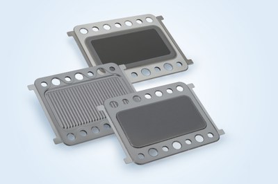 Kassette mit metallgestützter Hochtemperatur-Brennstoffzelle (MSC-SOFC) und Gasverteilerstruktur (Mitte).