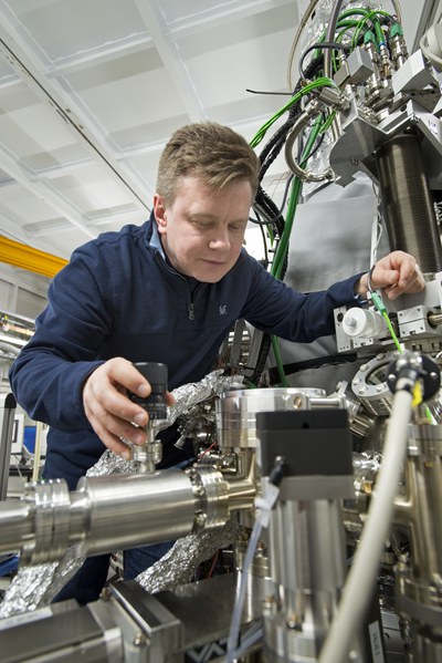 Dr. Sergey Subach am Instrument