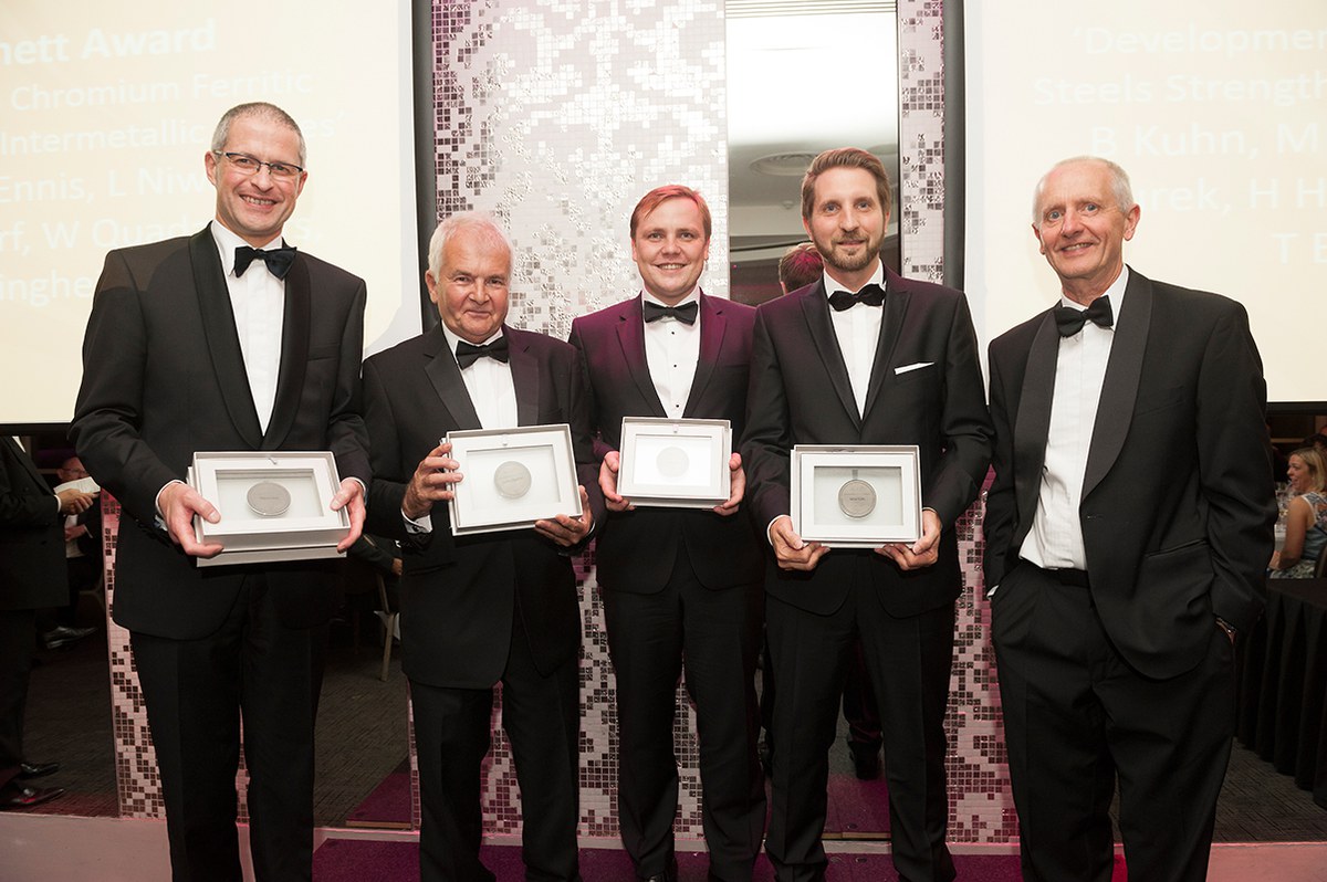 Dr.-Ing. Bernd Kuhn (2.v.r.) erhielt in London den Charles Hatchett Award 2015.