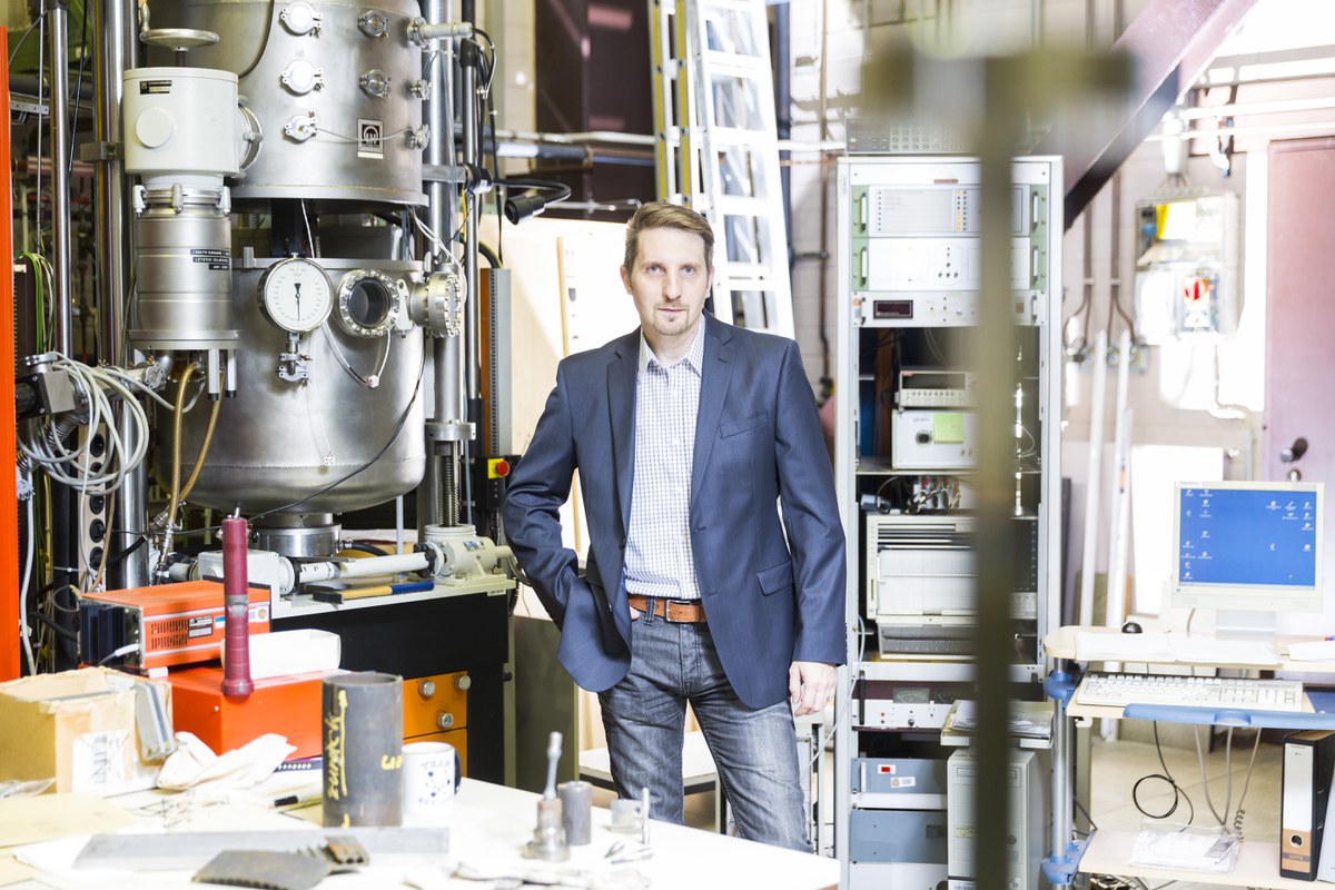Dr.-Ing. Bernd Kuhn vor einer Versuchsanlage zur Ermittlung des Ermüdungsrisswachstums. Damit wird die Restlebensdauer eines Werkstoffs nach dem ersten sogenannten technischen Anriss ermittelt.