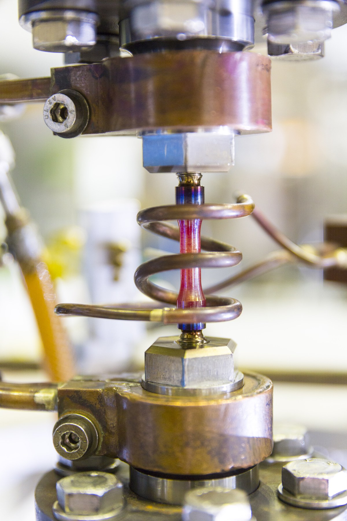 HiperFer-Stahlprobe im thermomechanischen Ermüdungsversuch, in dem der Start-Stop-Betrieb einer Kraftwerkskomponente simuliert wird. Ziel ist die Ermittlung der Lebensdauer bis zum sogenannten technischen Anriss.