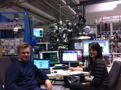 Dr. Sergey Subach, Forschungszentrum Jülich, und Dr. Eva-Maria Reinisch, Karl-Franzens-Universität Graz, bei Messungen.