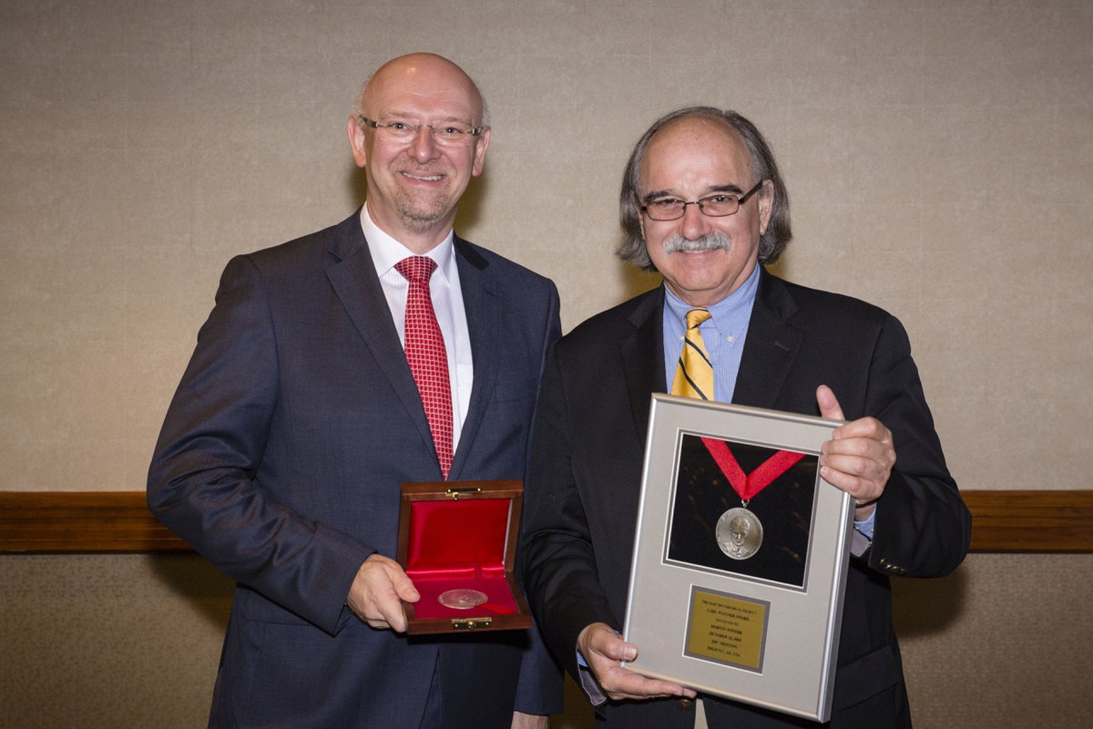 von links: Prof. Martin Winter und ESC-Präsident Dr. Daniel Scherson