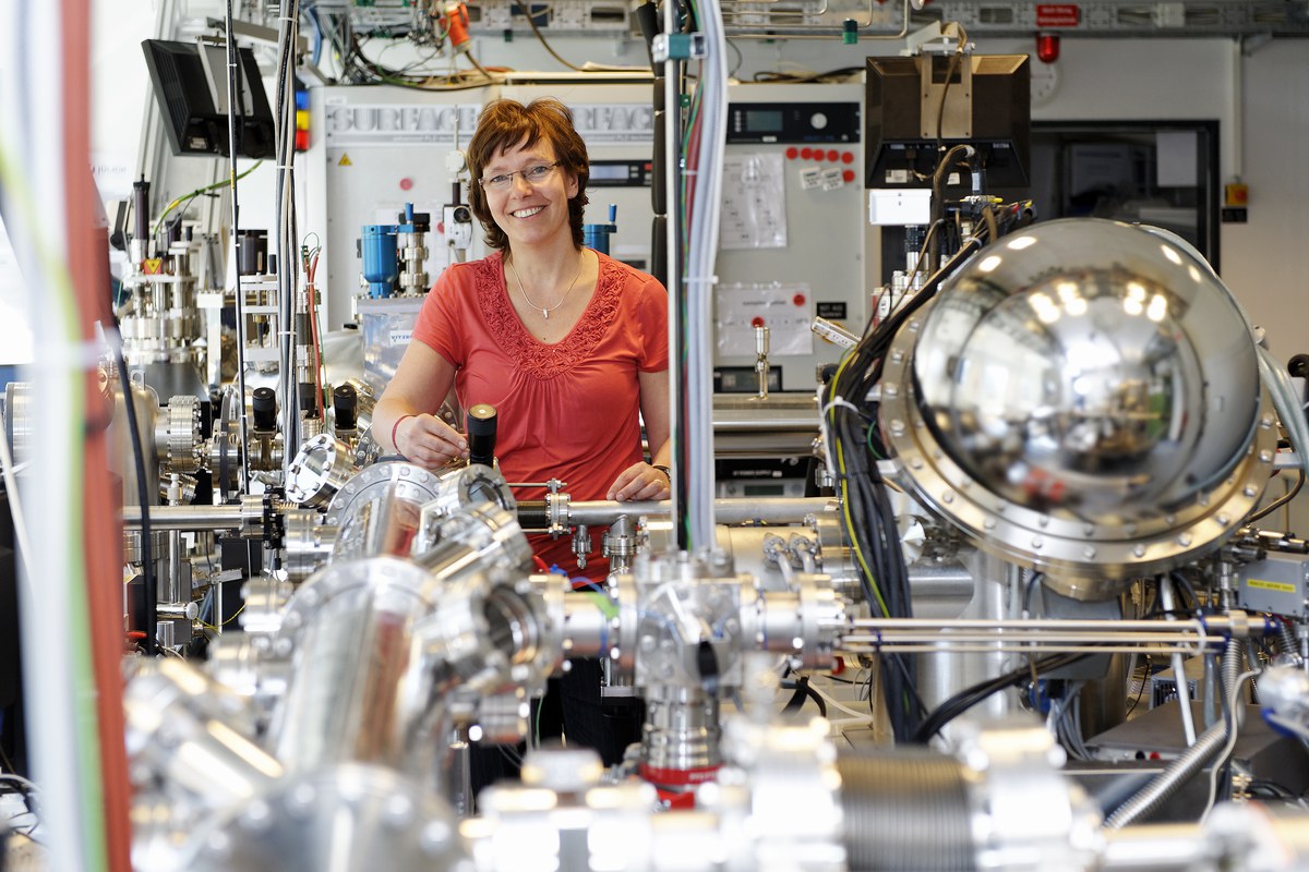 Prof. Regina Dittmann am Photoemissionsmikroskop NanoESCA