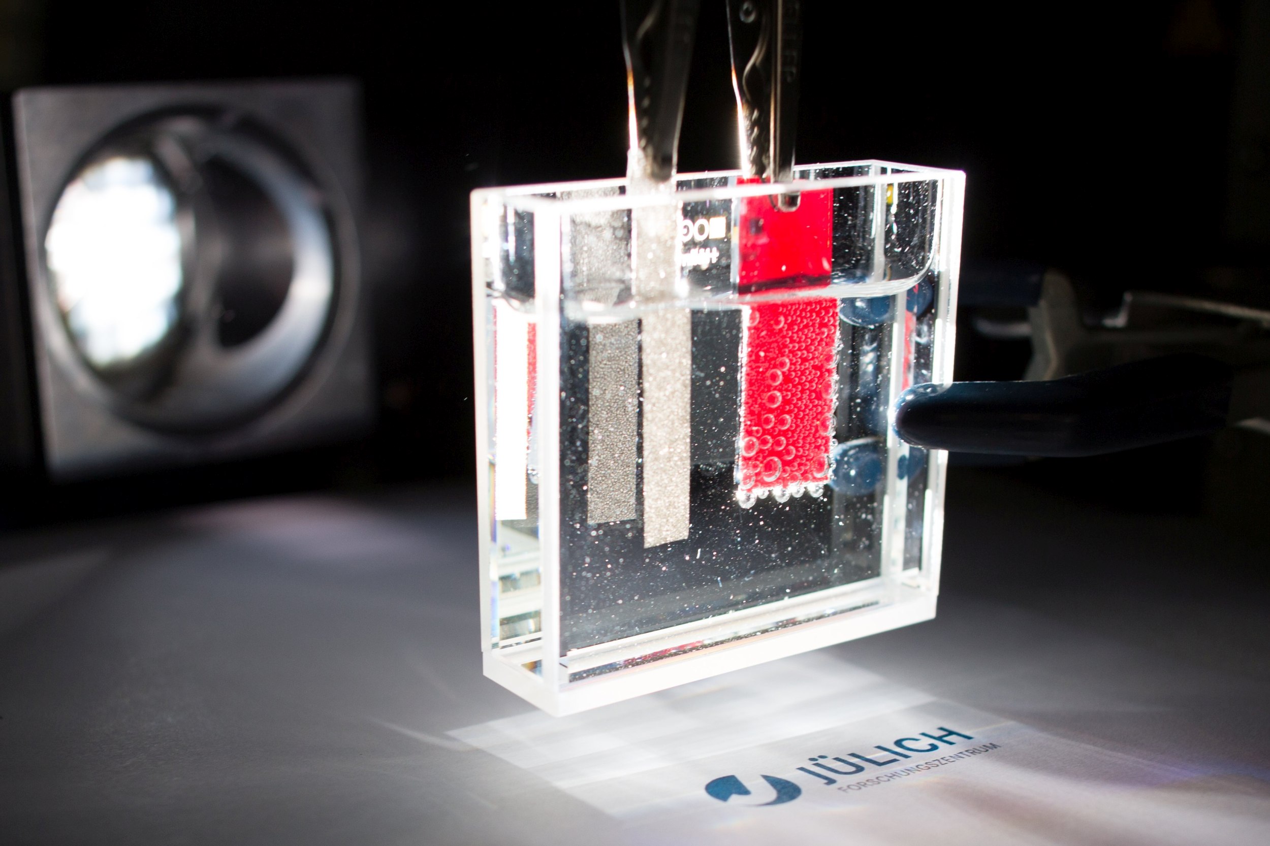 Wasserstoffentwicklung an der Photokathode mit Silizium-Dünnschichtsolarzell.