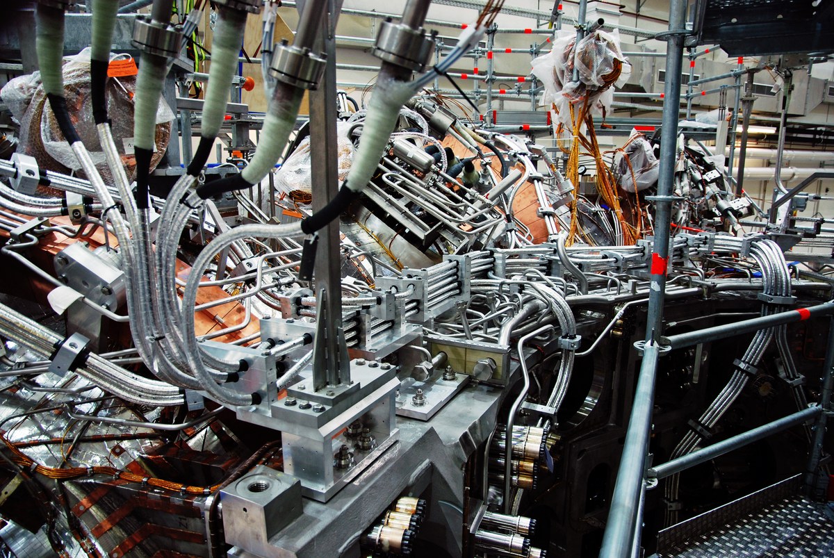 Bussystem des Wendelstein 7-X Stallarators während der Konstruktion