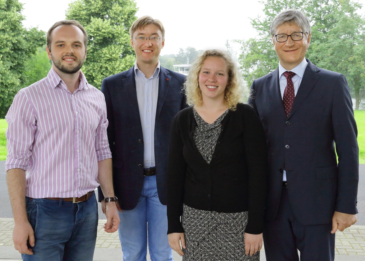 Gruppenfoto der Gewinner mit Prof. Marquardt an der Zentralbibliothek