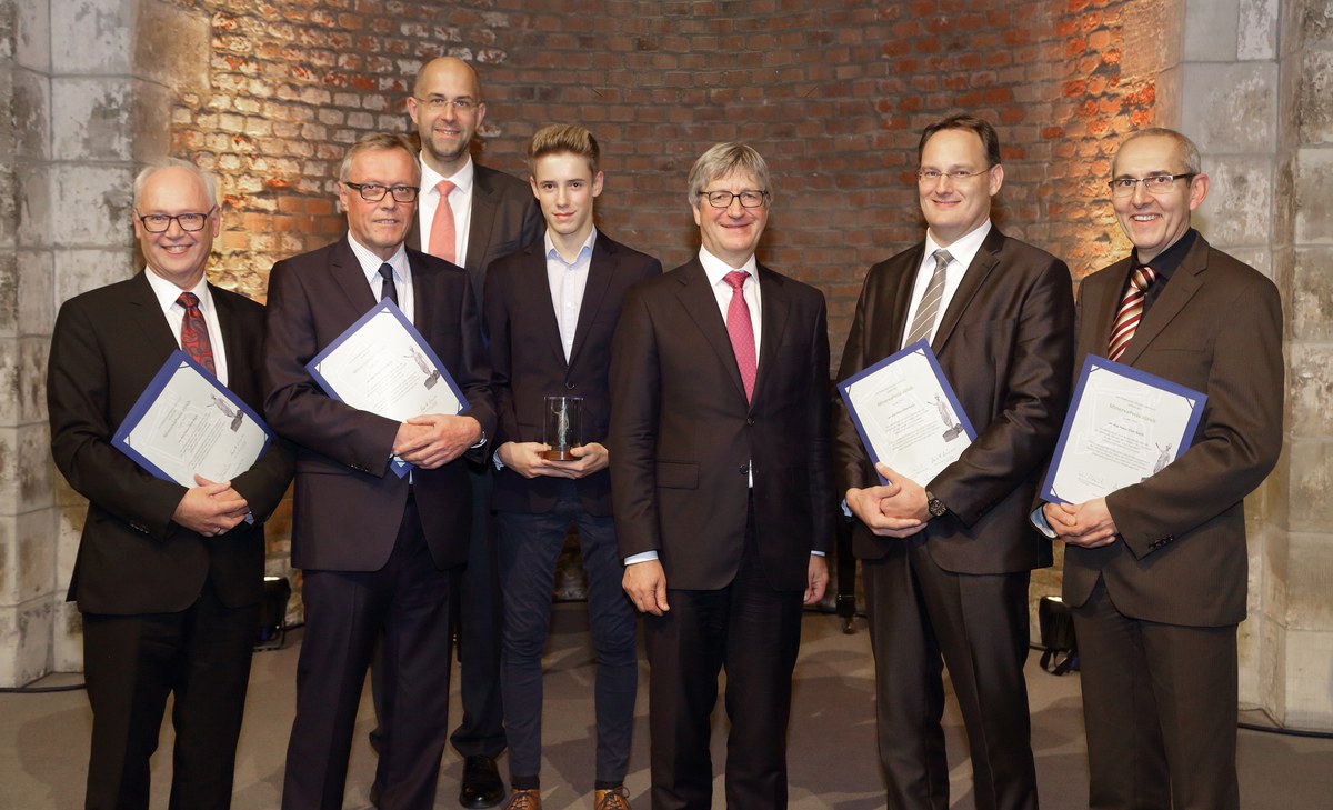 Der Vorsitzende des Fördervereins Museum Jülich, Prof. Wolfgang Marquardt (3.v.r.), zeichnete am Dienstagabend in der Zitadelle Jülich Haus Overbach mit dem diesjährigen Minerva-Preis aus.