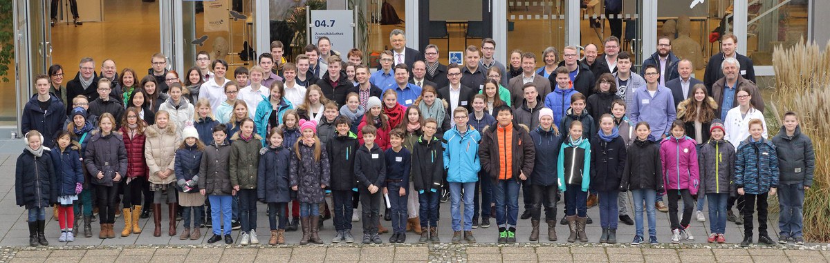 Die Teilnehmerinnen und Teilnehmer des 17. Regionalwettbewerbs "Jugend forscht" am Forschungszentrum Jülich.