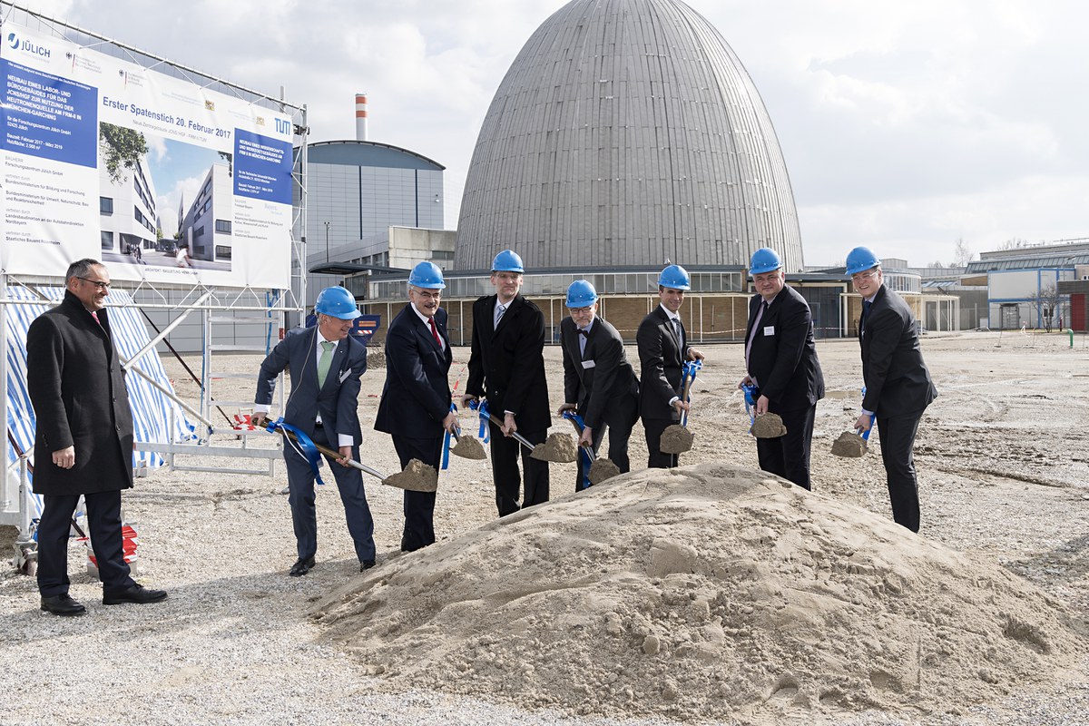 Gruppenbild in Garching beim Spatenstich