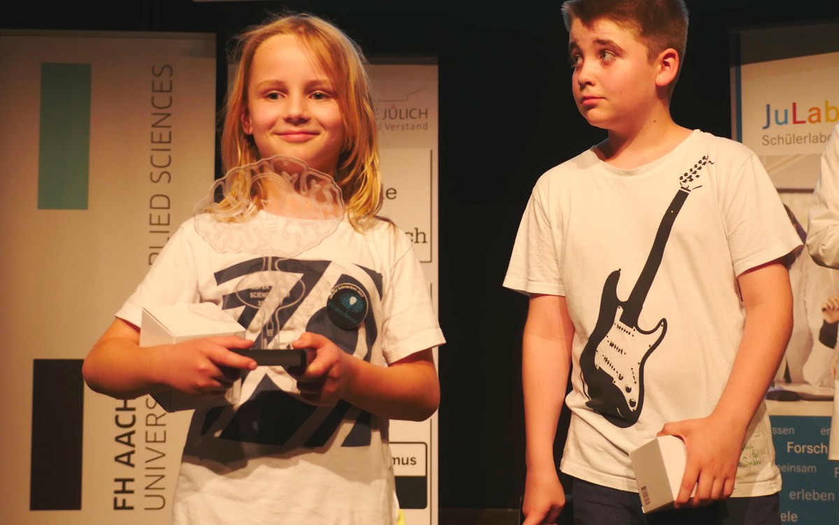 Max Schuch (links) und Milan Petzi auf der Bühne