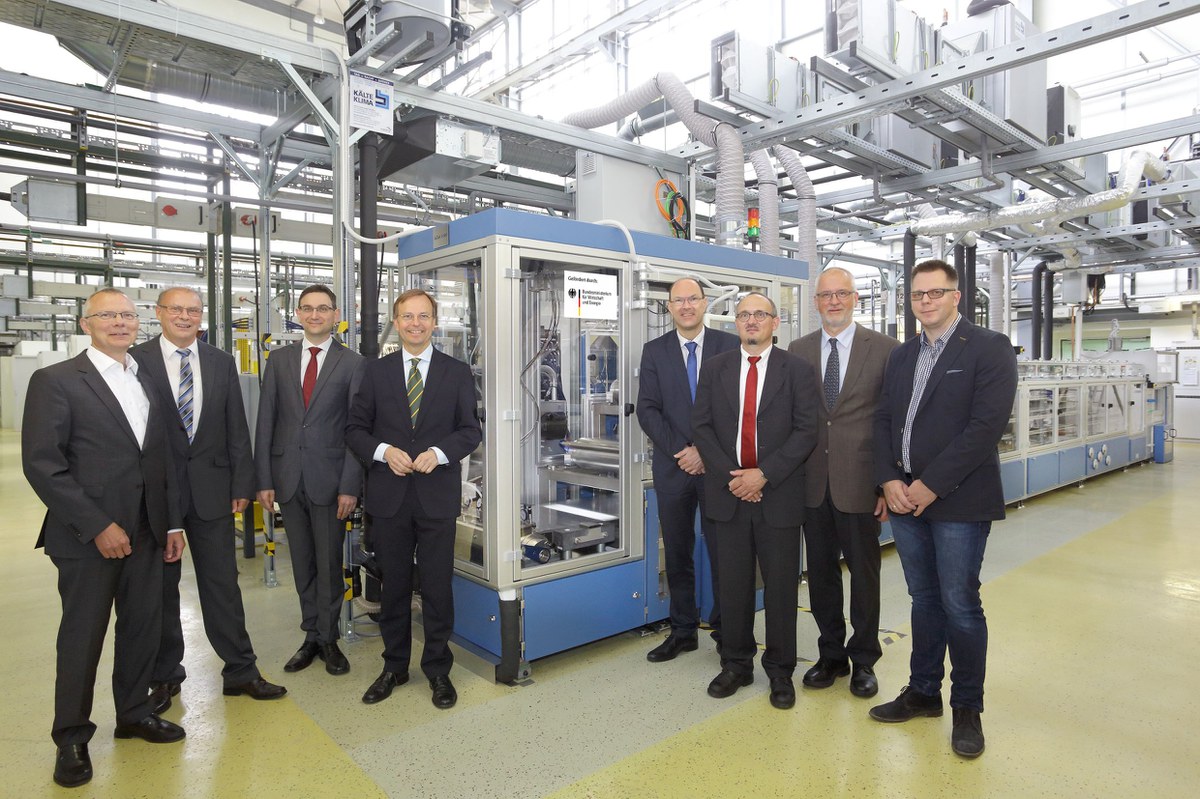Gruppenbild mit Thomas Rachel mdB vor der Gießbank im IEK-1.