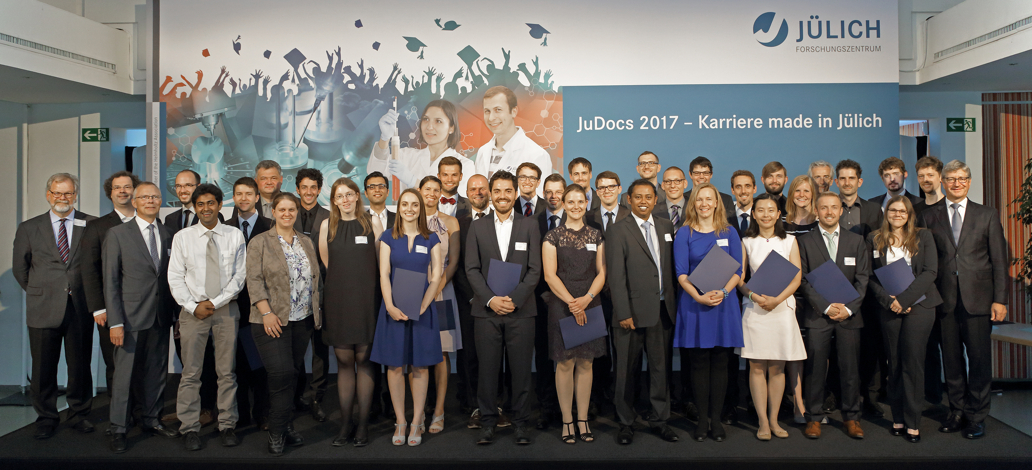 Jülicher Doktorandinnen und Doktoranden bei der Verabschiedungsfeier 2017
