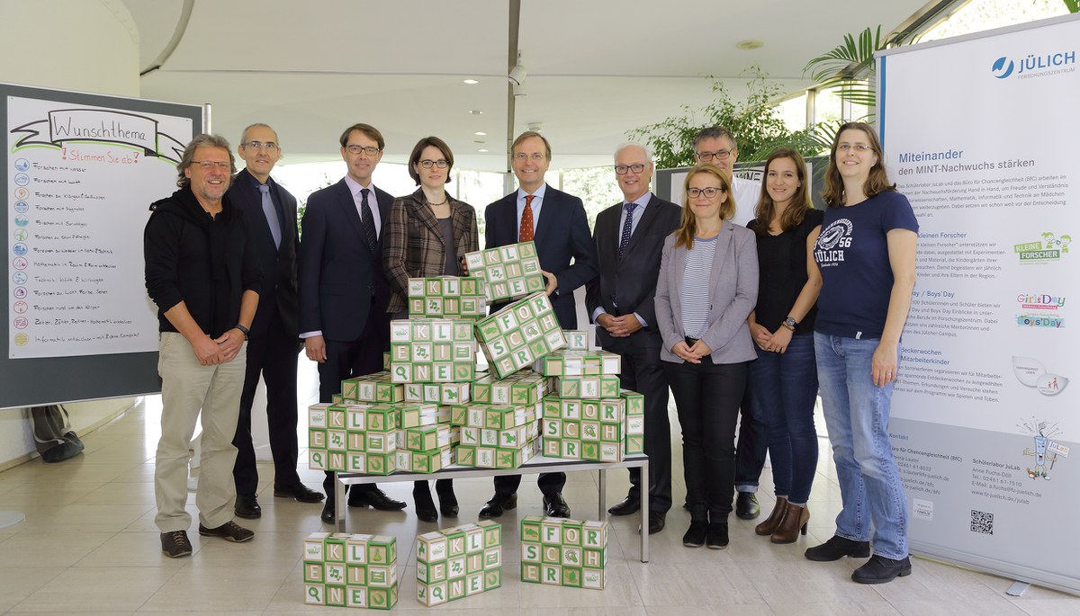 Gruppenbild mit Bausteinen im Vordergrund