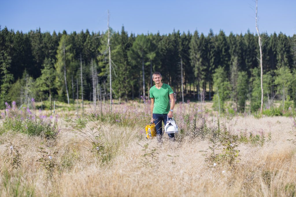 Dr. Alexander Graf im Feld vor einem Wald