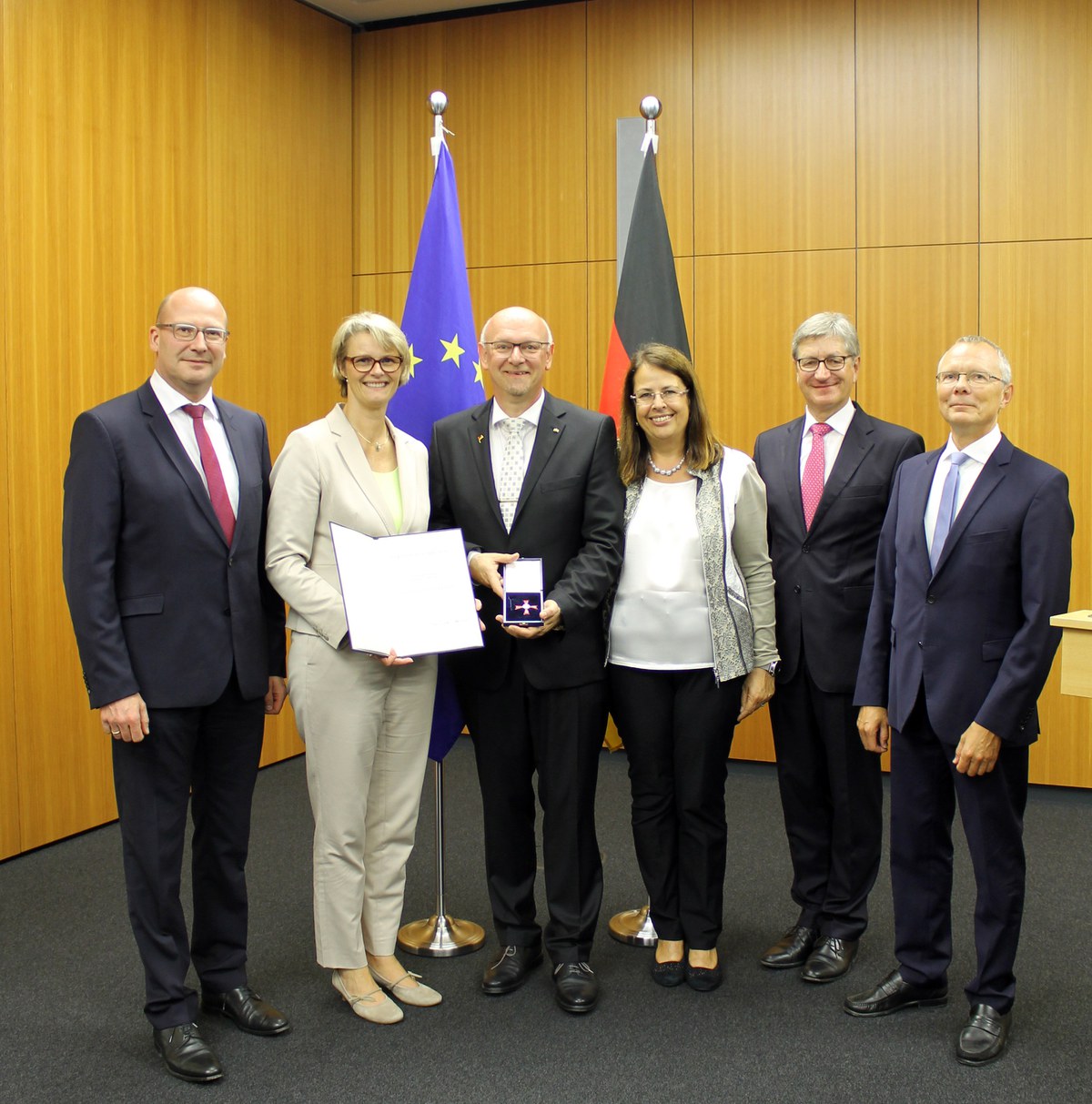 Bundesverdienstkreuz mit Urkunde