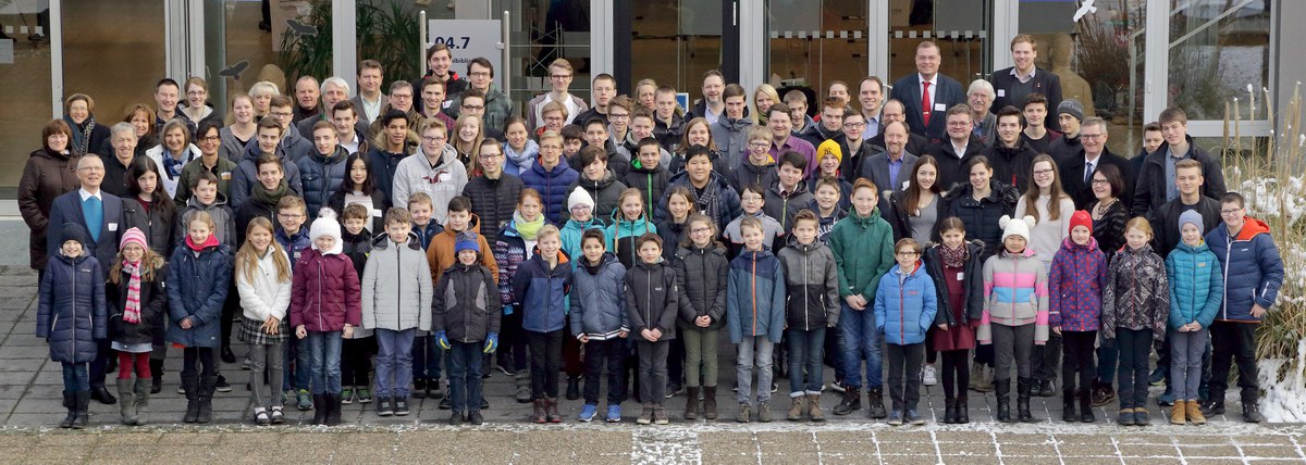 Gruppenbild der Teilnehmer vor der Zentralbibliothek, wo die Teams ihre Arbeiten vorstellten