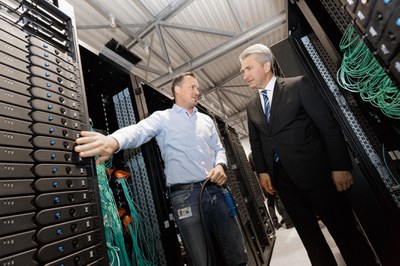 In der Rechnerhalle zeigt ein Kollege vom JSC Andreas Pinkwart die neuen Racks von JUWELS.