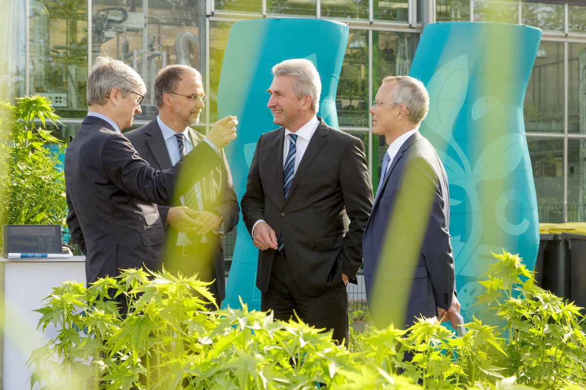 Gruppenbild auf dem Campus