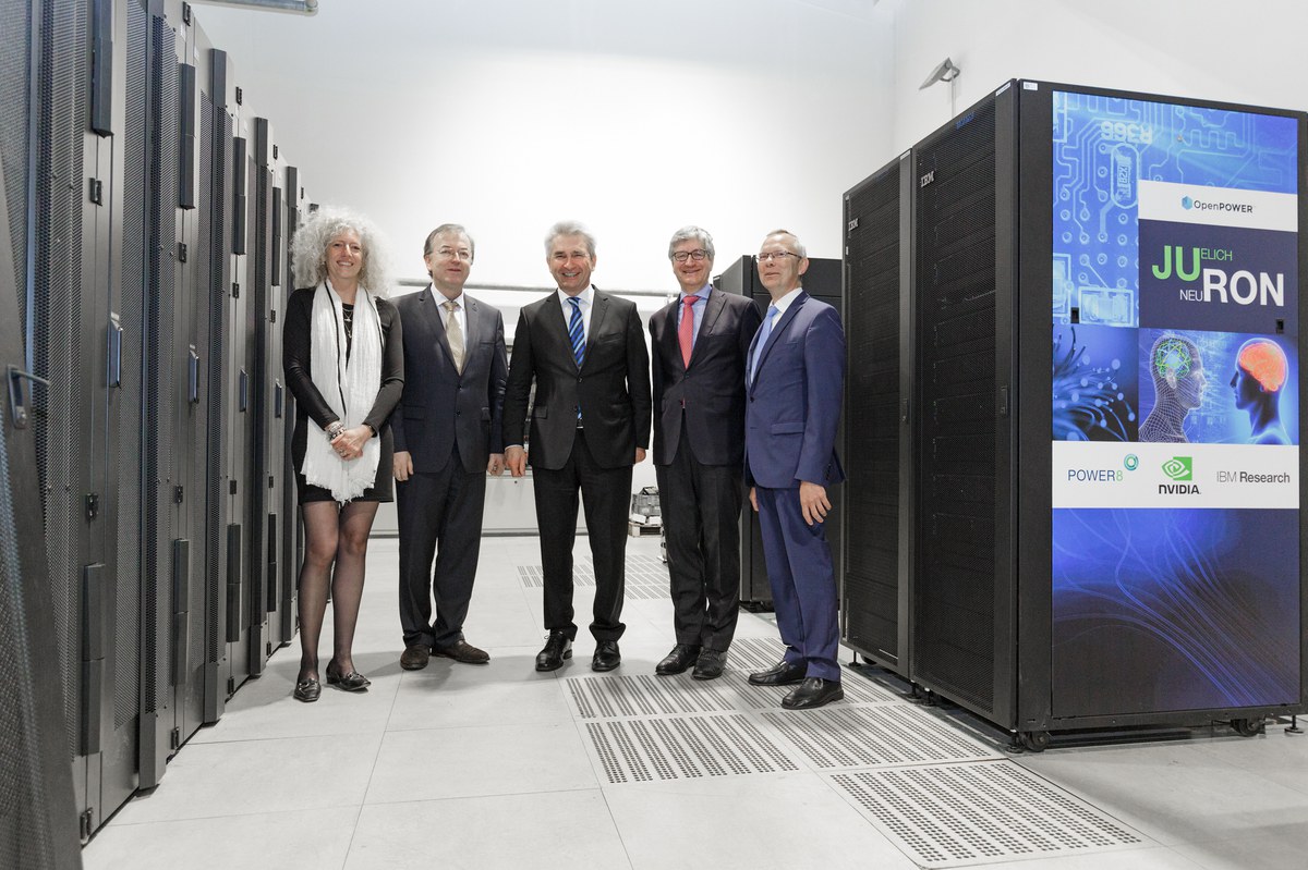 Gruppenbild zwischen Racks in der Rechnerhalle